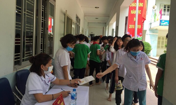 Khám sức khỏe sau vụ cháy Rạng Đông: 21 học sinh chuyển đến bệnh viện kiểm tra chuyên sâu