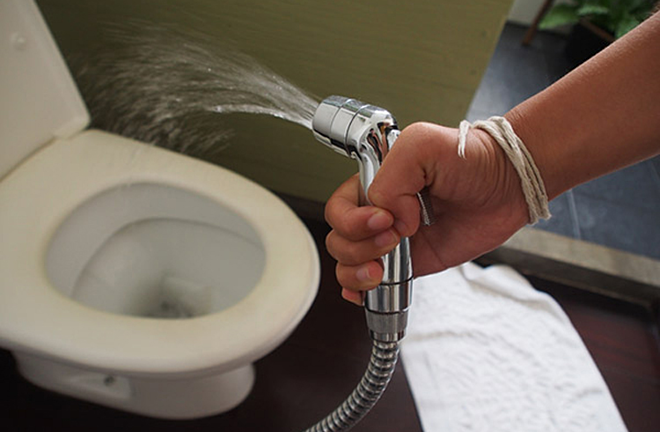 Nên dùng vòi xịt rửa hay giấy vệ sinh?