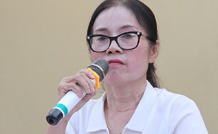 Suất cơm bán trú ít thức ăn, hiệu trưởng trường tiểu học khóc, xin lỗi phụ huynh