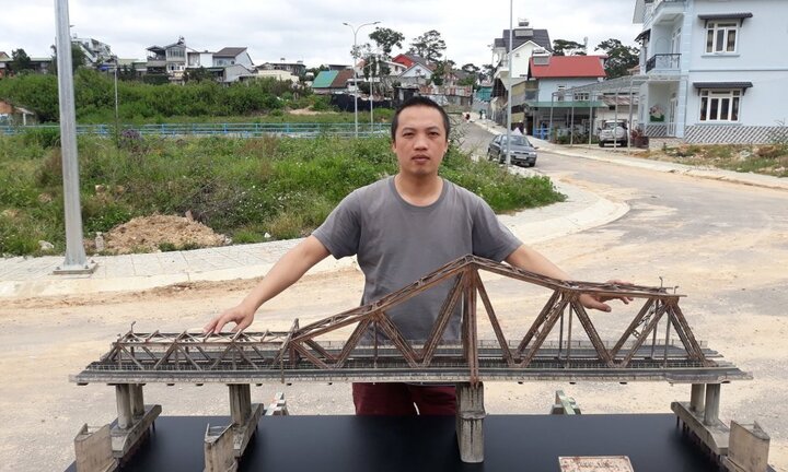 Chàng trai Đà Lạt 'thu nhỏ' cầu Long Biên khiến dân mạng trầm trồ