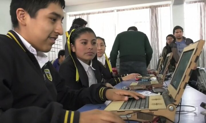 Cô gái 17 tuổi phát minh chiếc laptop bằng gỗ cho trẻ em nghèo ở Peru