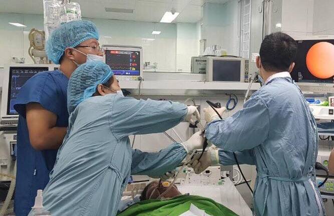 Người phụ nữ từ cõi chết trở về sau khi bị téc nước rơi trúng người