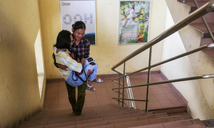 Người mẹ 57 tuổi thuê phòng trọ ngay trường để bế con lên giảng đường