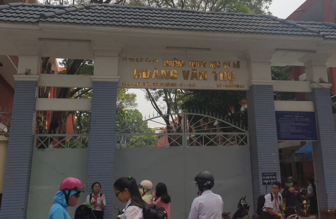 Hai nữ sinh TP.HCM đánh nhau trước cổng trường