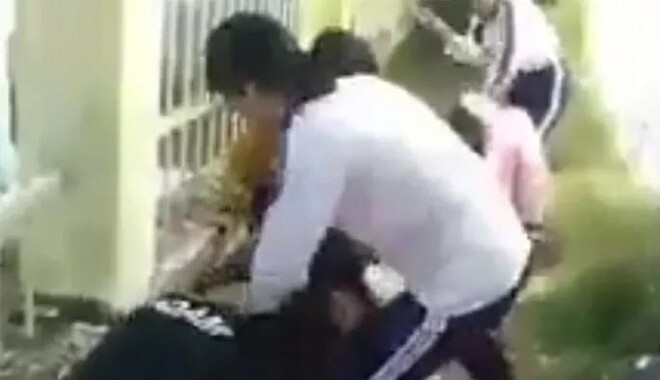 4 nữ sinh bị 'đàn chị' đánh dã man: Chỉ vì cái liếc mắt ở nhà xe