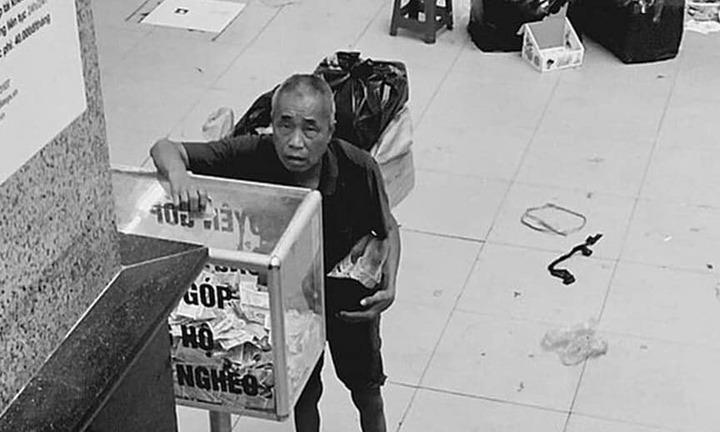 Bức ảnh cụ ông vô gia cư bỏ tiền lẻ quyên góp ủng hộ người nghèo gây xúc động