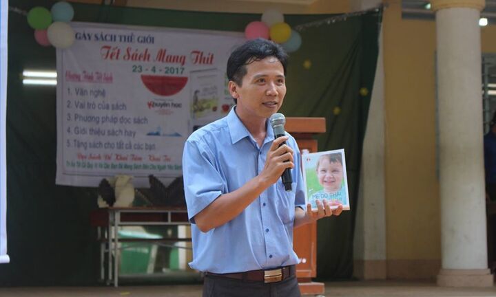 Vợ chồng thầy giáo bán bánh tét lấy tiền mua sách tặng học trò