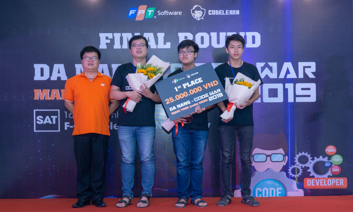 Ba chàng trai trẻ tài năng giành chiến thắng tại cuộc thi lập trình quy mô lớn miền Trung