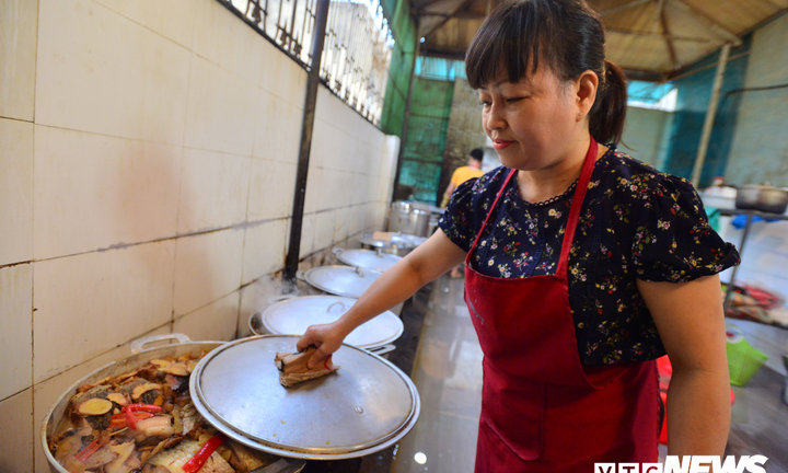 Người phụ nữ gìn giữ hương vị cá kho cổ truyền giữa lòng Hà Nội
