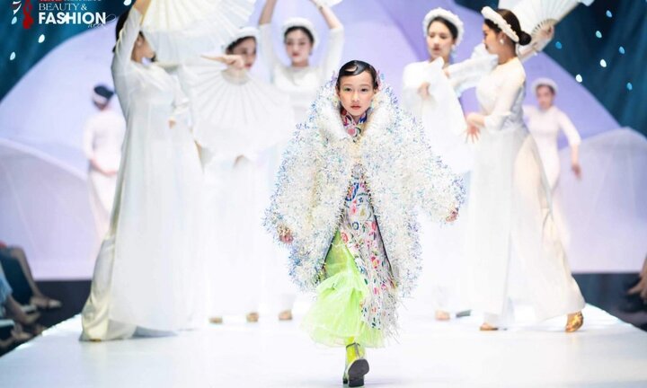 Mẫu nhí 6 tuổi khiêu chiến giới hạn bản thân với thiết kế nặng gần 10kg