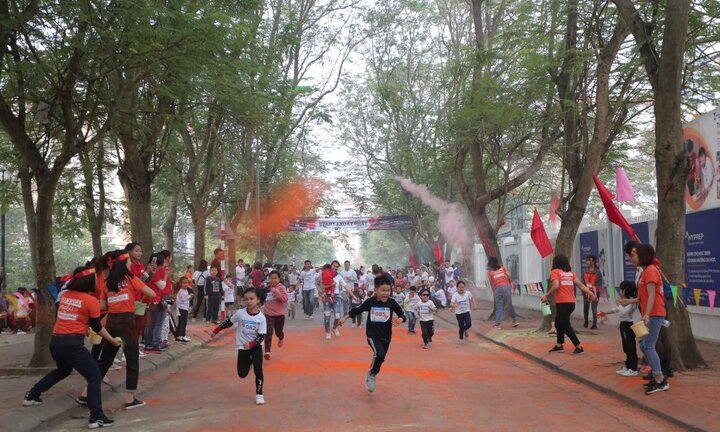 Ấn tượng giải chạy đầy sắc màu tại trường mầm non ở Hà Nội