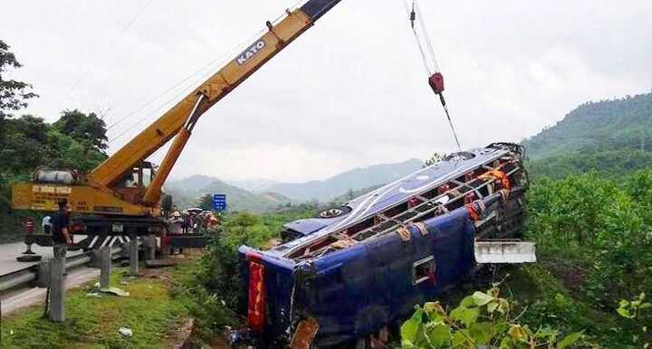Hiện trường tai nạn xe khách thảm khốc, 16 người thương vong