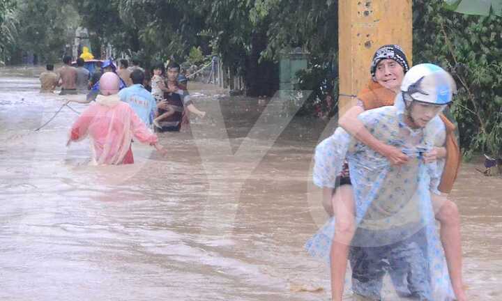 Lũ quét nhấn chìm trường mầm non, cô cõng trò đu cửa sổ nhiều giờ