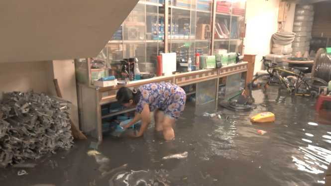 Cống bật nắp trong đêm, dân Sài Gòn trắng đêm 'chạy lũ'