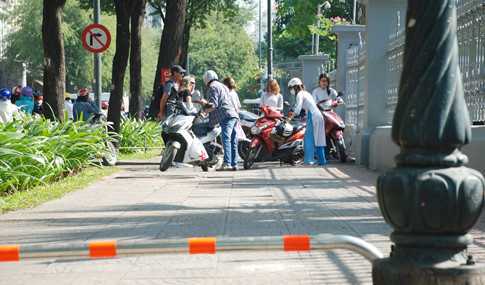 Vừa tháo bớt barie, dân Sài Gòn lại leo lên vỉa hè phóng vun vút