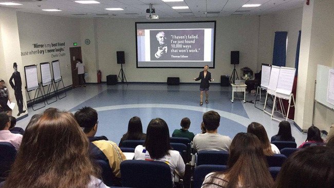 Giáo sư mặc quần đùi giảng bài khiến dân mạng xôn xao: Tôi cần học người thầy như thế