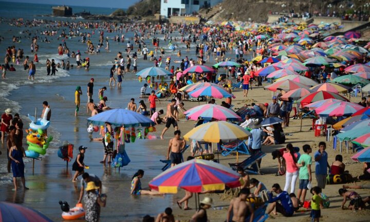 Biển Vũng Tàu chật cứng, du khách vẫn tiếp tục kéo đến