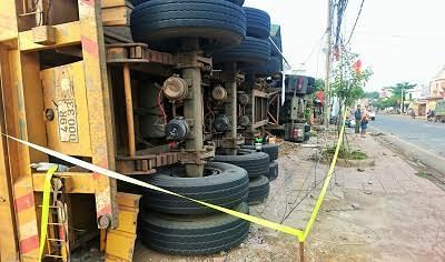 Xe đầu kéo chở 40 tấn alumin lật nhào, đè sập 3 nhà dân