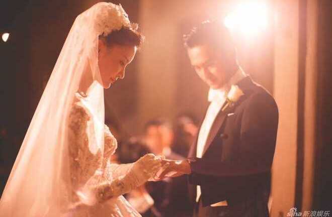 Khoảnh khắc ngọt ngào trong đám cưới sao 'Anh hùng xạ điêu'