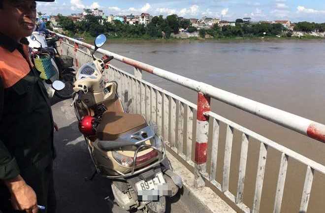 Cô gái òa khóc rồi nhảy cầu Chương Dương tự tử