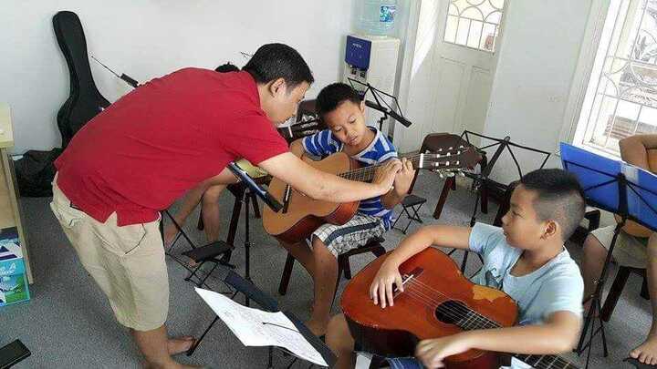 Xúc động với hình ảnh con trai Trần Lập học guitar
