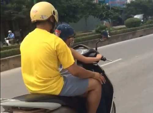Phụ huynh để con trai 5 tuổi điều khiển xe máy bị xử phạt gần 2 triệu đồng