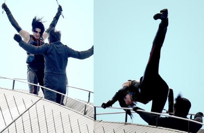 Thành Long giao đấu với phụ nữ trên đỉnh nhà hát cao 64 mét