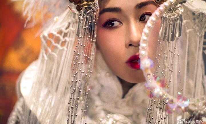 Ảnh cưới của sao gốc Việt Chung Lệ Đề và chồng trẻ kém 12 tuổi gây sốt