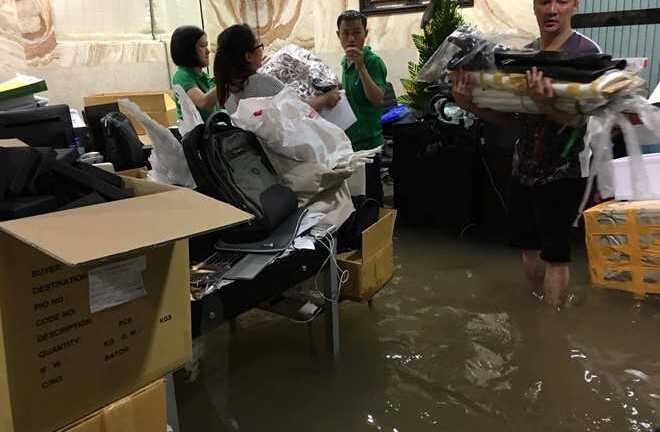 Biệt thự 60 tỷ ngập nặng do mưa lớn, Mr. Đàm phải mua lại đạo cụ cho show diễn
