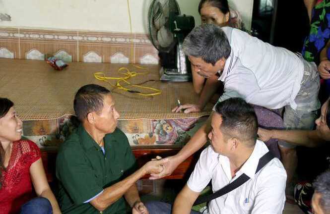 Người lính Vị Xuyên lái xích lô chở tôn được tại ngoại