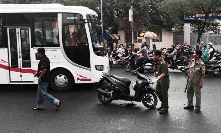 Thanh niên bị chém gần lìa tay khi đang chạy xe ở Sài Gòn