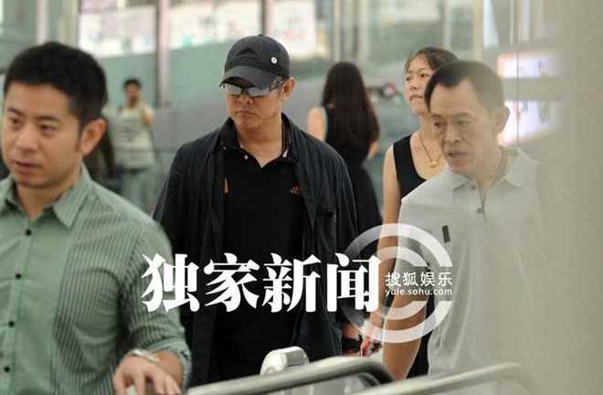 Lý Liên Kiệt bỏ hoang biệt thự, để anh trai sống chật vật trong ngôi nhà lụp xụp