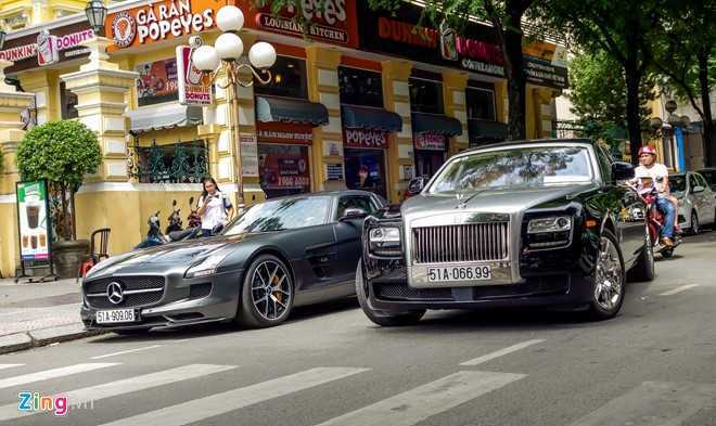 Hai siêu xe nhà chồng Hà Tăng xuất hiện trên phố Sài Gòn