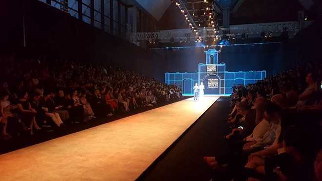 MC bức xúc vì nghệ sĩ hạng A náo loạn bỏ về giữa show thời trang