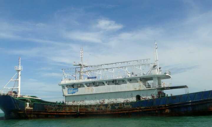 Cận cảnh con 'tàu ma' được lai dắt vào Bình Thuận