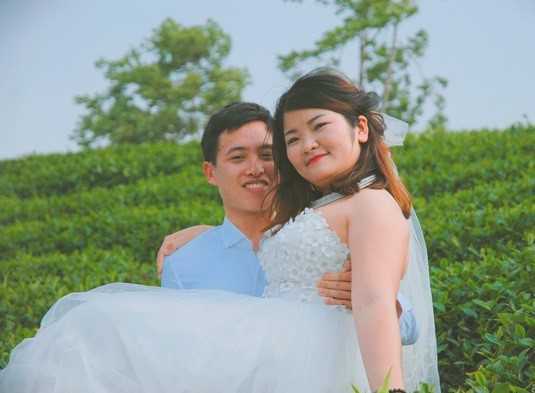 Ảnh cưới hài hước của cô dâu nặng hơn chú rể gần 20 kg