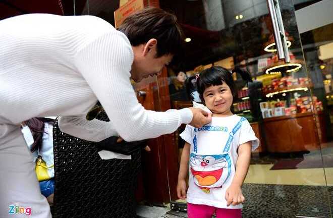 Xúc động nhìn Ưng Đại Vệ tỉ mẩn chăm sóc con gái cưng