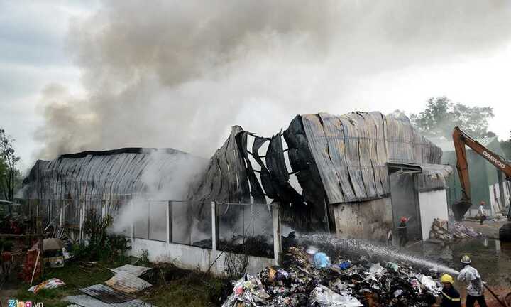 Nhà kho 700 m2 ở Sài Gòn tan hoang sau 3 giờ bùng cháy