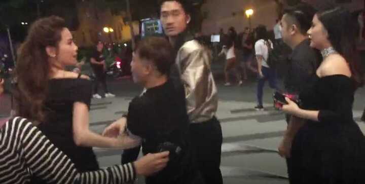 Cháy rụi sân khấu ra mắt 'Kong: Skull Island': Hồ Ngọc Hà và dàn sao Việt chạy tán loạn