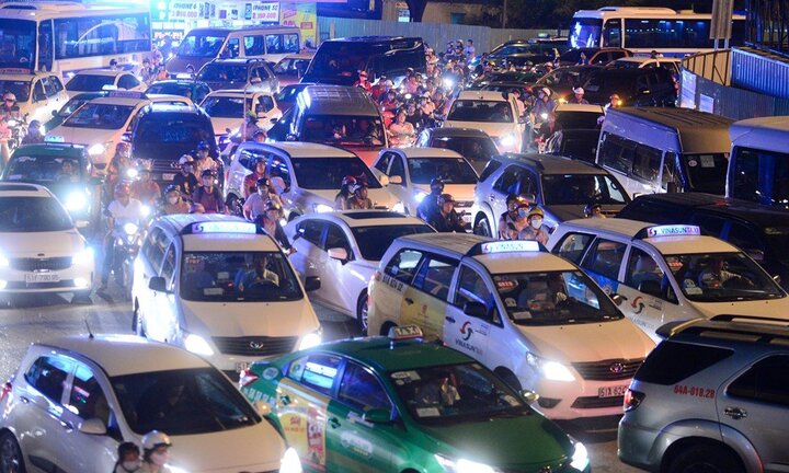 TP.HCM: Hàng nghìn phương tiện kẹt cứng suốt 5 giờ tại vòng xoay Nguyễn Thái Sơn