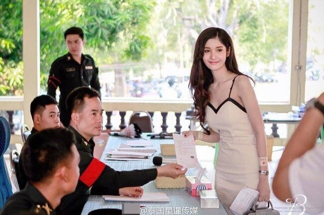 Á hậu chuyển giới Thái Lan muốn ở chung phòng nam giới sau nhập ngũ