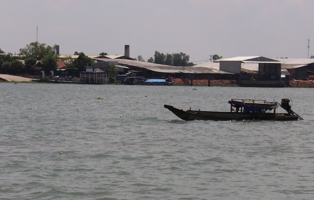 Mẹ ôm con trai bại não nhảy xuống sông tự vẫn