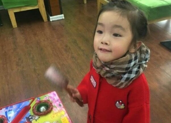 Bé gái qua đời sau khi bị giáo viên dán băng keo bịt miệng