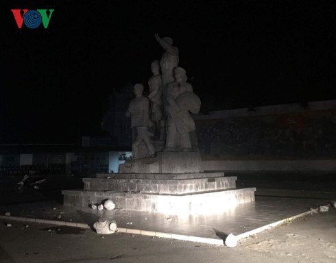 Đổ tượng đài chiến thắng ở Bắc Kạn: Do bé trai đu lên cánh tay bức tượng