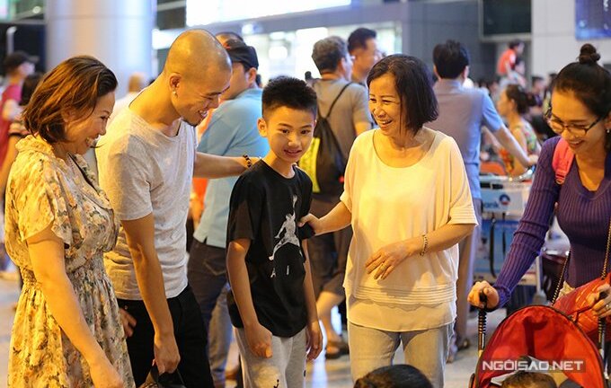 Chồng cũ ra sân bay đón Kim Hiền và hai con về nước lúc nửa đêm