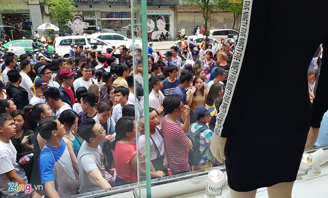 Hơn 4.000 người xếp hàng mua 'đồ hiệu giá mềm' mới vào Việt Nam