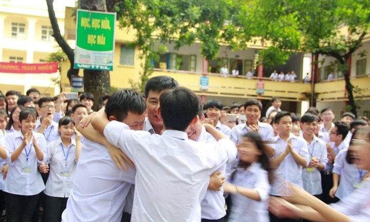 Hiệu trưởng được cả trường xếp hàng chia tay: Tôi và học trò đều khóc