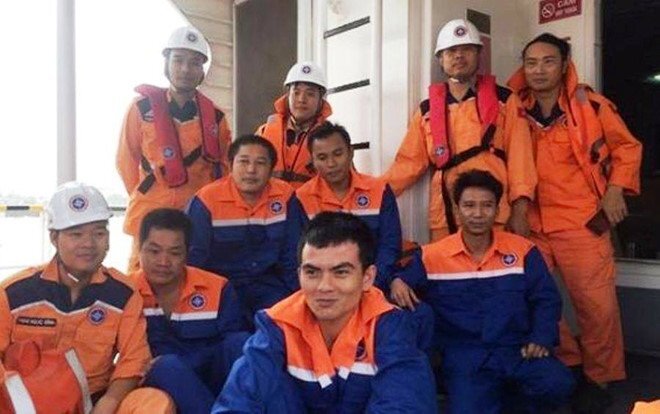 Tàu chở 12 thuyền viên và 4.600 tấn than chìm trên biển Nghệ An