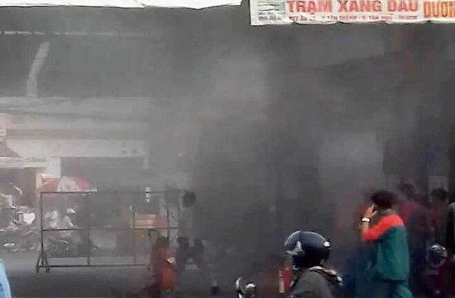 Cây xăng ở Sài Gòn bốc khói ngùn ngụt, cả khu phố hốt hoảng