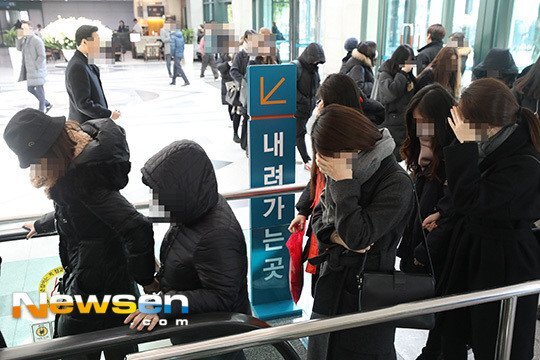 Người hâm mộ xếp hàng vào viếng Jong Hyun (SHINee) trong lễ tang trưa 19/12